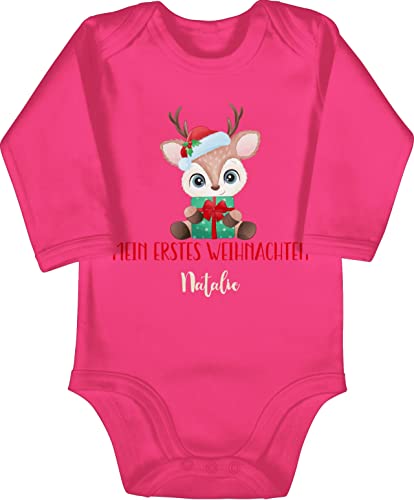 Baby Body langarm Mädchen Junge - Weihnachten Geschenke - Süßes Rentier mit Geschenk und Name - 6/12 Monate - Fuchsia - first christmas outfit weihnachtsbody weihnachts erstes strampler mein von Geschenk mit Namen personalisiert by Shirtracer