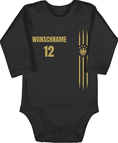 Baby Body langarm Mädchen Junge - 2026 Fussball WM Fanartikel - Deutschland Name und Nummer - 6/12 Monate - Schwarz - em triko fußball germany strampler fan-trikot europa-meisterschaft deutsch von Geschenk mit Namen personalisiert by Shirtracer