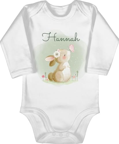 Baby Body langarm Mädchen Junge - Süßer Hase mit Name personalisiert I Hasen Geschenk Bunny I Rabbit I Kaninchen - 3/6 Monate - Weiß - hasenmotiv ostern babybody osterhasen kaninchenmotiv von Geschenk mit Namen personalisiert by Shirtracer