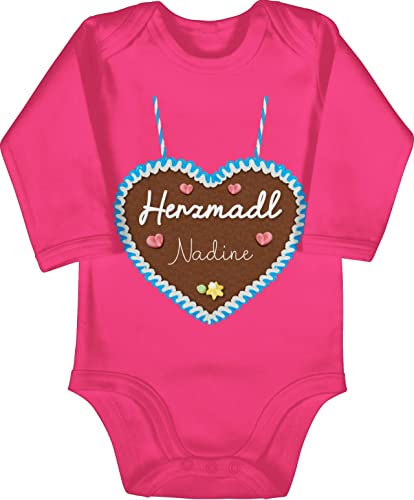 Baby Body langarm Mädchen Junge - Kompatibel Oktoberfest - Herzmadl Lebkuchenherz - 3/6 Monate - Fuchsia - name trachten herzmädl bodies tracht wiesnherzen trachten- lebkuchenherzen volksfest von Geschenk mit Namen personalisiert by Shirtracer