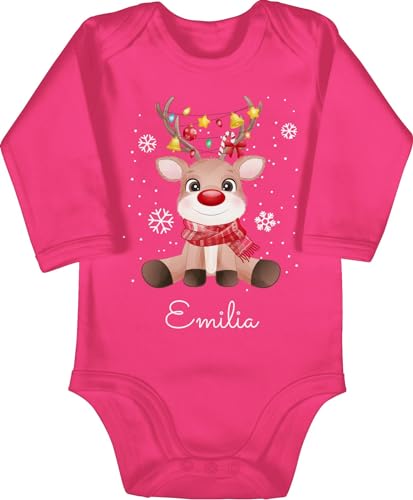 Baby Body langarm Mädchen Junge - Weihnachten Geschenke - Süßes Rentier mit Name Wunschtext - 3/6 Monate - Fuchsia - mein erstes christmas strampler weihnachts babybody weihnachtliche bodys von Geschenk mit Namen personalisiert by Shirtracer