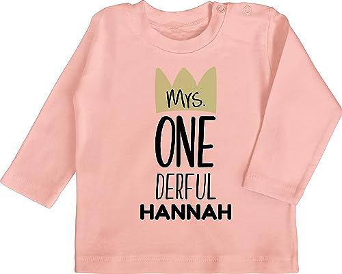 Baby Langarmshirt - 1. Geburtstag - Mrs Onederful - zum Ersten mit Wunsch Name - 12/18 Monate - Babyrosa - geburtstagsshirt Langarm 1 Jahr 1.Geburtstag one Derful t-Shirt First Birthday Girl Outfit von Geschenk mit Namen personalisiert by Shirtracer