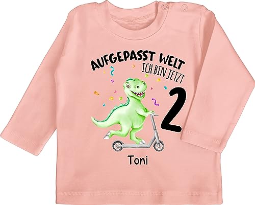 Baby Langarmshirt - 2. Geburtstag - Aufgepasst Welt - Ich Bin jetzt 2 - Dino mit Name zum Zweiten - 18/24 Monate - Babyrosa - Langarm t Shirt Junge Geburtstags Zwei Jahre t-Shirt Tshirt 2.Geburtstag Baby Langarmshirt - 2. Geburtstag - Aufgepasst Welt - Ich Bin jetzt 2 - Dino mit Name zum Zweiten - 18/24 Monate - Babyrosa - Langarm t Shirt Junge Geburtstags Zwei Jahre t-Shirt Tshirt 2.Geburtstag von Geschenk mit Namen personalisiert by Shirtracer
