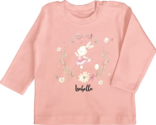 Baby Langarmshirt - Name anpassbar - Süßer Hase Hasen Hasenmotiv Rabbit - 18/24 Monate - Babyrosa - mädchen Tshirt Langarm Kinder personalisierte Geschenke Blumenkranz t Shirts für von Geschenk mit Namen personalisiert by Shirtracer