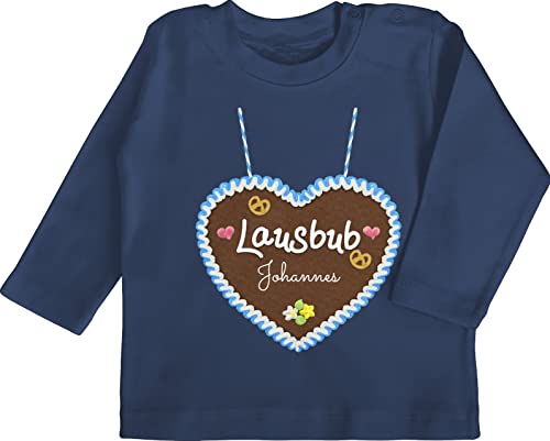 Baby Langarmshirt - Kompatibel Oktoberfest - Lausbub - Lebkuchenherz und Dein Name - 3/6 Monate - Navy Blau - jungen trachten lausbua babysachen tracht lebkuchenherzen langarm trachten- wunschtext von Geschenk mit Namen personalisiert by Shirtracer