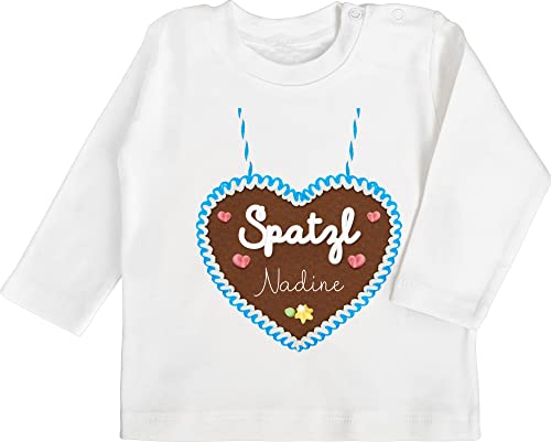 Baby Langarmshirt - Kompatibel Oktoberfest - Spatzl Lebkuchenherz Personalisiert - 3/6 Monate - Weiß - Trachten Name Babykleidung Trachten- Herz babysachen Volksfest bayrisch t-Shirt von Geschenk mit Namen personalisiert by Shirtracer