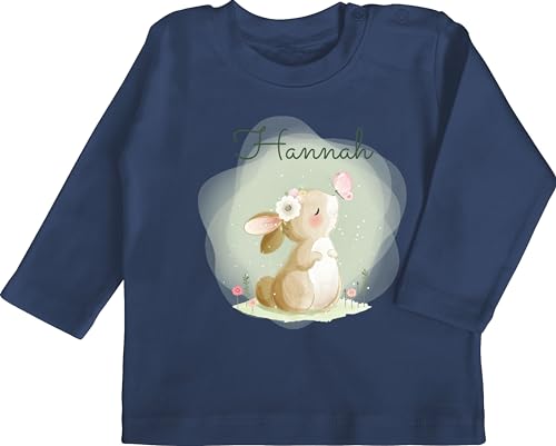 Baby Langarmshirt - Süßer Hase mit Name personalisiert I Hasen Geschenk Bunny I Rabbit I Kaninchen - 6/12 Monate - Navy Blau - Outfit Baby-Geschenke mädchen hasenmotiv Ostern Babykleidung von Geschenk mit Namen personalisiert by Shirtracer