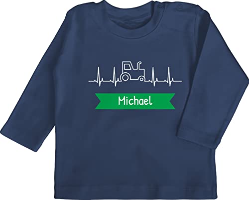 Baby Langarmshirt - Traktor Banner mit Namen personalisiert - 6/12 Monate - Navy Blau - Traktoren Babykleidung trecker Tshirt Bulldog Shirts Landwirtschaft t-Shirt Bauer Langarm Tractors Shirt von Geschenk mit Namen personalisiert by Shirtracer