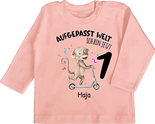 Baby Langarmshirt - 1. Geburtstag - Aufgepasst Welt - Ich Bin jetzt 1 - AFFE mit Name zum Ersten - 12/18 Monate - Babyrosa - Outfit erster one Year Birthday Junge Geschenke für einjährigen von Geschenk mit Namen personalisiert by Shirtracer