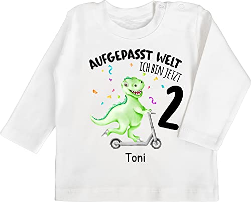 Baby Langarmshirt - 2. Geburtstag - Aufgepasst Welt - Ich Bin jetzt 2 - Dino mit Name zum Zweiten - 18/24 Monate - Weiß - Langarm t Shirt Junge Geburtstags Zwei Jahre Tshirt geburtstagsshirt von Geschenk mit Namen personalisiert by Shirtracer