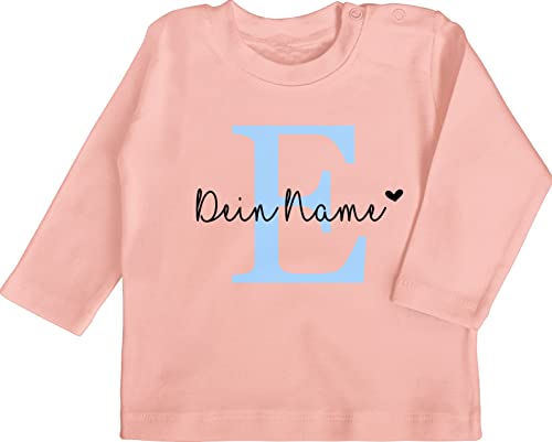 Baby Langarmshirt - Mädchen Bekleidung kreativ und Anfangsbuchstabe - Name anpassbar Buchstabe Herzchen - 12/18 Monate - Babyrosa - anpassbare Geschenke Bedruckt personalisiertes persönliche von Geschenk mit Namen personalisiert by Shirtracer