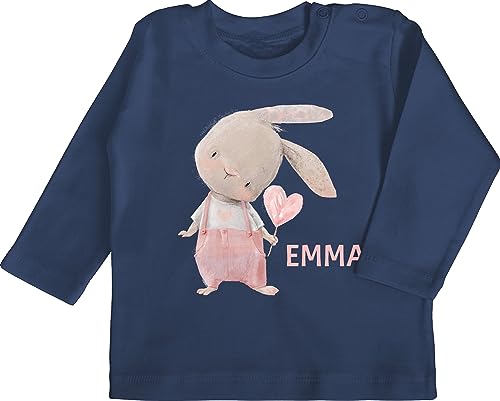 Baby Langarmshirt - Süßer Hase Mädchen mit Name personalisiert I Häschen I Rabbit I Langohr I Süße Hasen - 6/12 Monate - Navy Blau - Oster Babykleidung personalisiertes Baby-Geschenk von Geschenk mit Namen personalisiert by Shirtracer