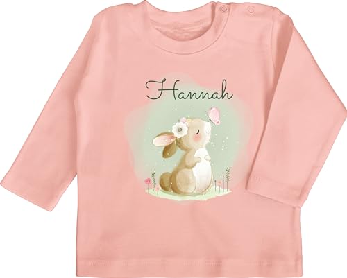 Baby Langarmshirt - Süßer Hase mit Name personalisiert I Hasen Geschenk Bunny I Rabbit I Kaninchen - 12/18 Monate - Babyrosa - Outfit Baby-Geschenke mädchen hasenmotiv Ostern Babykleidung von Geschenk mit Namen personalisiert by Shirtracer