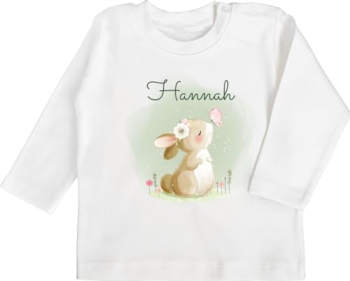 Baby Langarmshirt - Süßer Hase mit Name personalisiert I Hasen Geschenk Bunny I Rabbit I Kaninchen - 3/6 Monate - Weiß - Outfit Baby-Geschenke mädchen hasenmotiv Ostern Babykleidung von Geschenk mit Namen personalisiert by Shirtracer