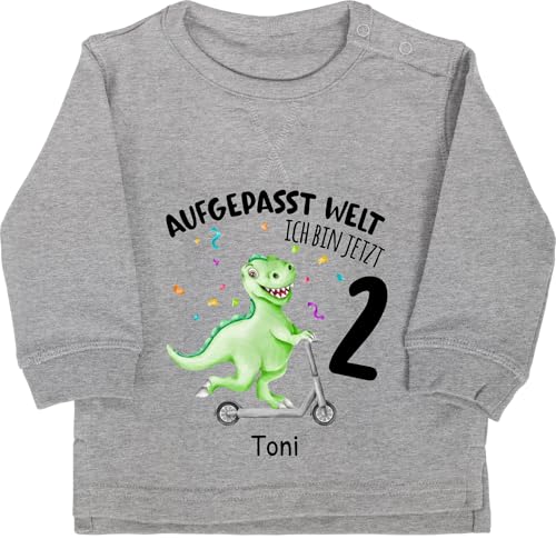 Baby Pullover Jungen Mädchen - 2. Geburtstag - Aufgepasst Welt - Ich Bin jetzt 2 - Dino mit Name zum Zweiten - 18/24 Monate - Grau meliert - Geburtstags Zwei Jahre Pulli 2.Geburtstag Langarm 2ter von Geschenk mit Namen personalisiert by Shirtracer