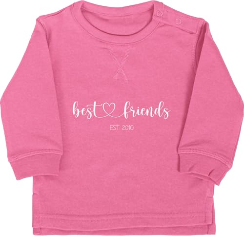 Baby Pullover Jungen Mädchen - Freund - Best Friends est - Jahreszahl Beste Freunde - BFF Freundschaft Best Friend Geschenk Beste Freundin - 12/18 Monate - Pink von Geschenk mit Namen personalisiert by Shirtracer