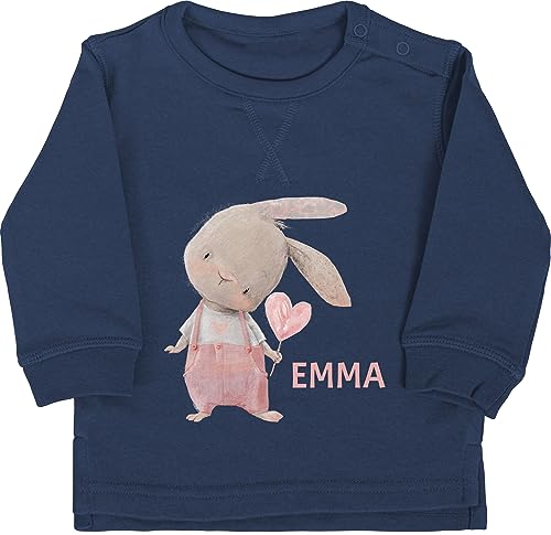 Baby Pullover Jungen - Süßer Hase Mädchen mit Name personalisiert I Häschen I Rabbit I Langohr I Süße Hasen - 12/18 Monate - Navy Blau - hasenmotiv Emma Pulli Ostern Bunny osterhasen Custom von Geschenk mit Namen personalisiert by Shirtracer