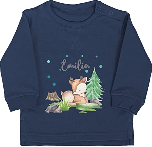 Baby Pullover Jungen Mädchen - REH mit Name personalisiert I Rehlein I Rehkitz I Waldtier - 6/12 Monate - Navy Blau - Tier Waldtiere Pulli Tiere personalisierte Tieren personalisierter rehe von Geschenk mit Namen personalisiert by Shirtracer