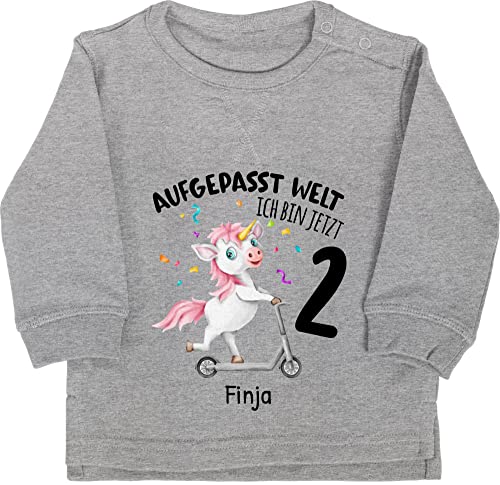 Baby Pullover Jungen Mädchen - 2. Geburtstag - Aufgepasst Welt - Ich Bin jetzt 2 - Einhorn mit Name zum Zweiten - 18/24 Monate - Grau meliert - Jahre Zwei Sweatshirt personalisierter Years von Geschenk mit Namen personalisiert by Shirtracer