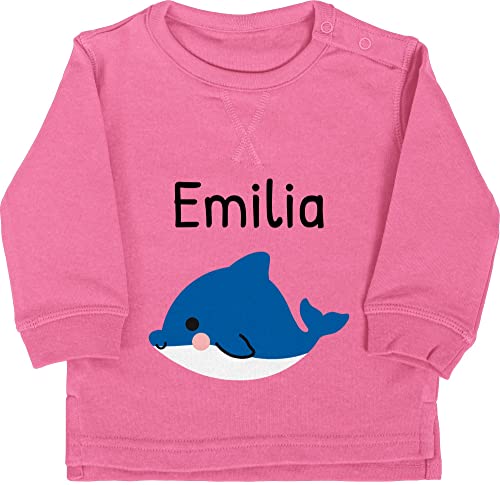 Baby Pullover Jungen Mädchen - Name anpassbar - Süßer Delfin - 18/24 Monate - Pink - Pulli personalisiertes Sweatshirt Kinder personalisierte Geschenke Delfine pullis personalisierter von Geschenk mit Namen personalisiert by Shirtracer