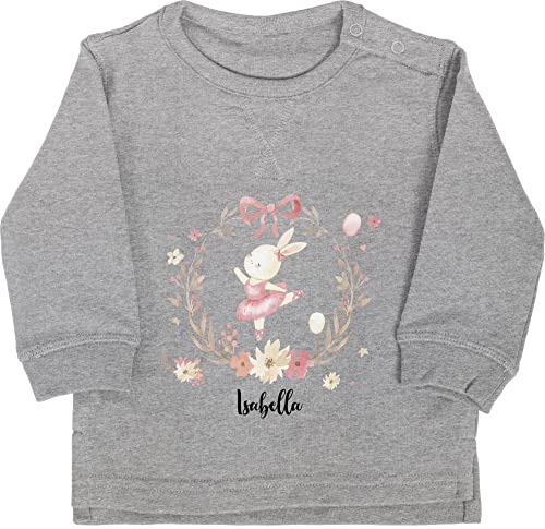 Baby Pullover Jungen Mädchen - Name anpassbar - Süßer Hase Hasen Hasenmotiv Rabbit - 6/12 Monate - Grau meliert - personalisiertes Sweatshirt Kinder personalisierte Geschenke Blumenkranz von Geschenk mit Namen personalisiert by Shirtracer