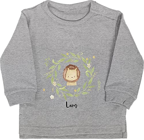 Baby Pullover Jungen Mädchen - Löwen - Süßer Löwe im Blumenkranz und Name - 12/18 Monate - Grau meliert - Tier Kinder Tiere Leo Lion löwenmotiv wunschtext personalisiertes personalisierte von Geschenk mit Namen personalisiert by Shirtracer