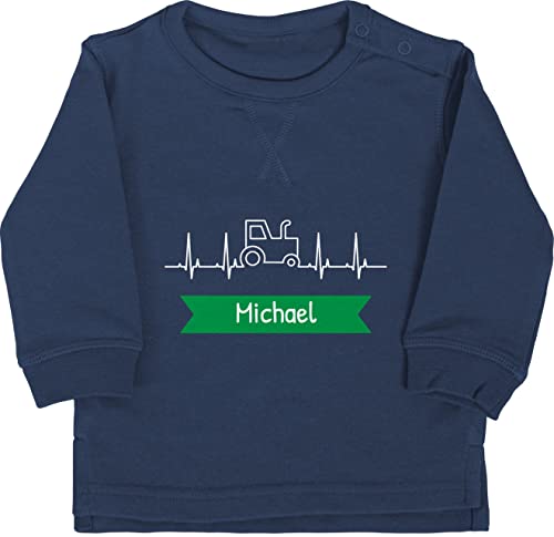 Baby Pullover Jungen Mädchen - Traktor Banner mit Namen personalisiert - 6/12 Monate - Navy Blau - trecker Name für traktorfahrer traktormotiv und Geschenke Fans eigenem Bulldog schlepper Bauern von Geschenk mit Namen personalisiert by Shirtracer