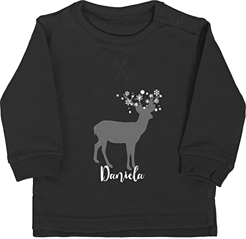 Baby Pullover Jungen Mädchen - Weihnachten Geschenke - Hirsch mit Schneeflocken und Name - 12/18 Monate - Schwarz - personalisiertes Weihnachts Christmas vor personalisierte zu weinachts von Geschenk mit Namen personalisiert by Shirtracer