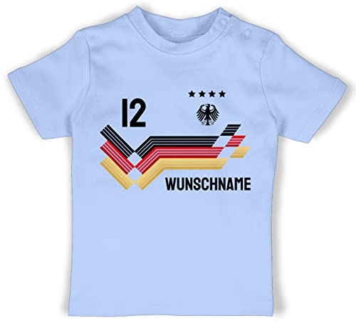 Baby T-Shirt Mädchen Jungen - 2024 Fussball EM Fanartikel - Trikot mit anpassbarem Namen und Trikotnummer - 12/18 Monate - Babyblau - Deutschland-Fanartikel Baby-Shirt wm Germany t-Shirts von Geschenk mit Namen personalisiert by Shirtracer