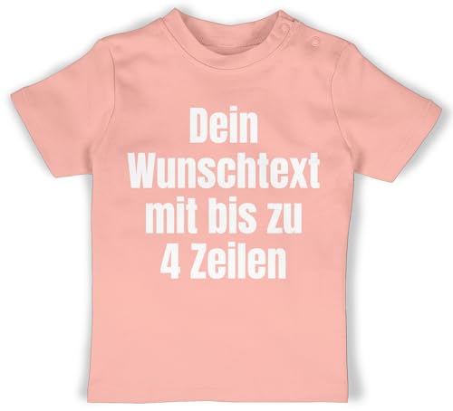 Baby T-Shirt Mädchen Jungen - Aufdruck selbst gestalten - Wunschtext I Eigener Text I Custom Text - 12/18 Monate - Babyrosa - Tshirt Name personalisierte Datum Shirt selber Druck 4 zeilen designen von Geschenk mit Namen personalisiert by Shirtracer