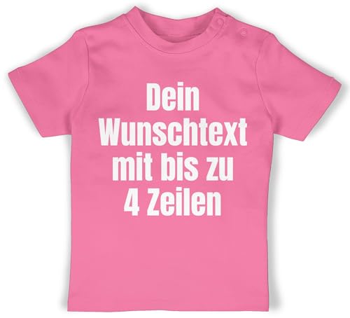 Baby T-Shirt Mädchen Jungen - Aufdruck selbst gestalten - Wunschtext I Eigener Text I Custom Text - 18/24 Monate - Pink - Tshirt Name personalisierte Datum Shirt selber Druck 4 zeilen designen von Geschenk mit Namen personalisiert by Shirtracer