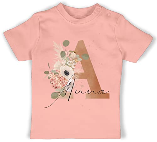 Baby T-Shirt Mädchen Jungen - Bekleidung kreativ Name und - Watercolor Anfangsbuchstabe - 1/3 Monate - Babyrosa - t Shirt Wunschname Tshirt für Namenstag Babys Personalised Gifts Clothes von Geschenk mit Namen personalisiert by Shirtracer