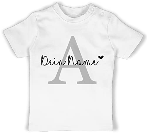 Baby T-Shirt Mädchen Jungen - Bekleidung kreativ und Anfangsbuchstabe - Buchstabe Name anpassbar Herzchen - 12/18 Monate - Weiß - Namenstag Personalised Gifts gestalten von Geschenk mit Namen personalisiert by Shirtracer