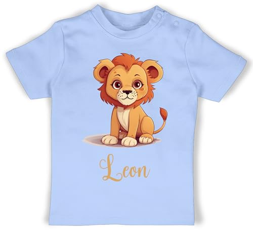 Baby T-Shirt Mädchen Jungen - Löwen - Löwe König der Tiere LEU mit Namen - Zootiere Tiermotiv - 12/18 Monate - Babyblau - Leo Name personalisierte und wunschtext löwenmotiv Lion Tier süßer von Geschenk mit Namen personalisiert by Shirtracer