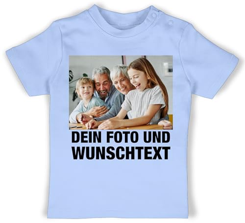 Baby T-Shirt Mädchen Jungen - Mit Foto I Eigenem Bild I Text I Name I Wunschtext - 12/18 Monate - Babyblau - babyt-Shirt designen Babykleidung selbst drucken Photo Shirt & selber gestalten Fotos von Geschenk mit Namen personalisiert by Shirtracer