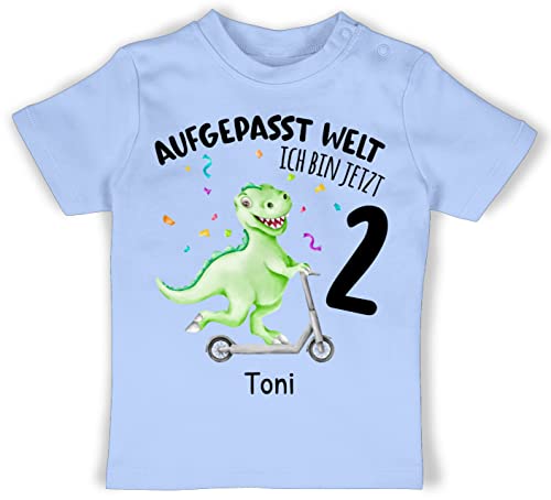 Baby T-Shirt Mädchen Jungen - 2. Geburtstag - Aufgepasst Welt - Ich Bin jetzt 2 - Dino mit Name zum Zweiten - 18/24 Monate - Babyblau - t-Shirts Tshirt geburtstagsshirt Jahre 2.Geburtstag t Shirt von Geschenk mit Namen personalisiert by Shirtracer