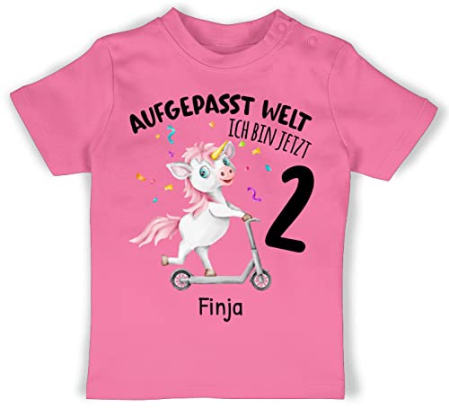 Baby T-Shirt Mädchen Jungen - 2. Geburtstag - Aufgepasst Welt - Ich Bin jetzt 2 - Einhorn mit Name zum Zweiten - 18/24 Monate - Pink - Jahre Shirt Geburtstags Tshirt zweijähriger geburtstagsshirt von Geschenk mit Namen personalisiert by Shirtracer