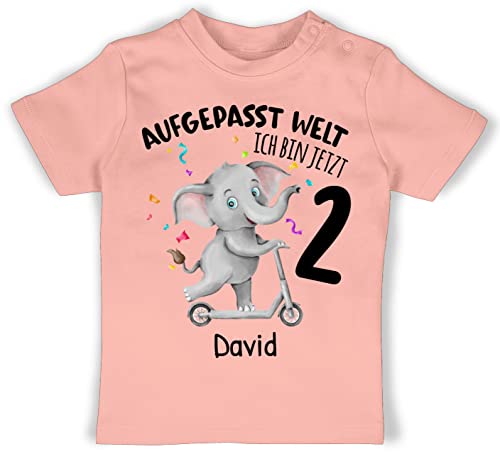 Baby T-Shirt Mädchen Jungen - 2. Geburtstag - Aufgepasst Welt - Ich Bin jetzt 2 - Elefant mit Name zum Zweiten - 18/24 Monate - Babyrosa - Outfit personalisiertes Jahre Mein Tshirt Kurzarm Shirt t von Geschenk mit Namen personalisiert by Shirtracer