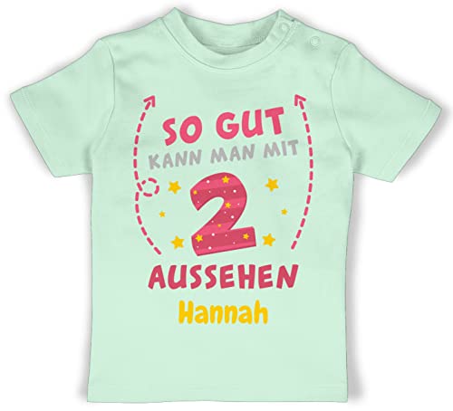 Baby T-Shirt Mädchen Jungen personalisiert mit Namen - 2. Geburtstag personalisiert - So gut kann Man mit 2 Aussehen - bunt wie gemalt - 18/24 Monate - Mintgrün - Tshirt - BZ02 von Geschenk mit Namen personalisiert by Shirtracer