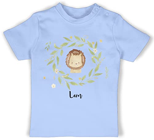 Baby T-Shirt Mädchen Jungen - Löwen - Süßer Löwe im Blumenkranz und Name - 6/12 Monate - Babyblau - Leo Kinder t- Shirt wunschtext Tshirt t Junge Tier löwenmotiv Tiere Lion personalisiertes von Geschenk mit Namen personalisiert by Shirtracer