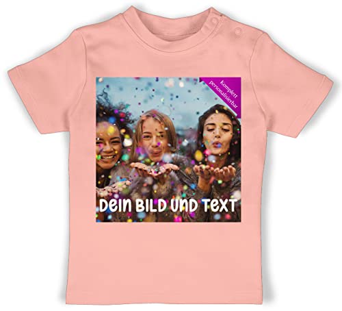 Baby T-Shirt Mädchen Jungen - Foto eigenem Bild - Fotogeschenk - 12/18 Monate - Babyrosa - Dein Text Bilder selbst aussuchen Fotos Bedrucken Lassen designen schriften personalisierbare von Geschenk mit Namen personalisiert by Shirtracer