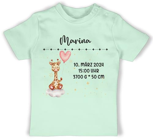 Baby T-Shirt Mädchen Jungen - Zur Geburt - Geburtsgeschenk Giraffe Datum Uhrzeit Gewicht Größe - 3/6 Monate - Mintgrün - neugeboren Giraffen Tshirt Neugeborene Geschenke Name Shirt von Geschenk mit Namen personalisiert by Shirtracer