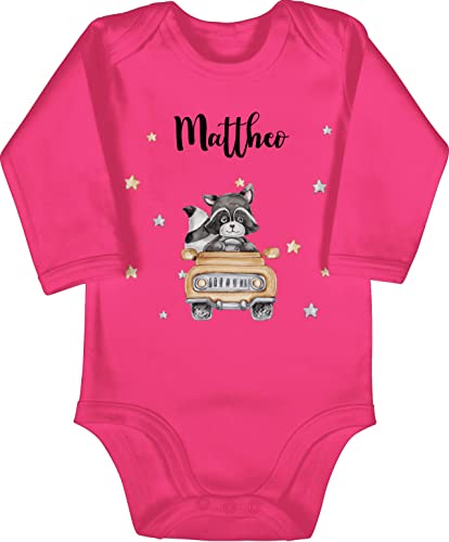 Body langarm Mädchen Junge - Tiere - Süßer Waschbär Rennfahrer Motiv Baby - 3/6 Monate - Fuchsia - waldtiere personalisierte geschenke waschbären strampler tier babykleidung tieren bodys von Geschenk mit Namen personalisiert by Shirtracer