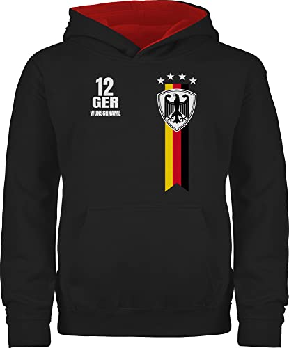 Pullover Kinder Hoodie Jungen Mädchen - 2024 Fussball EM Fanartikel - Germany WM Fan Deutschland - 128 (7/8 Jahre) - Schwarz/Rot - fußball Name pullis Junge Personalisieren Pulli Geschenke von Geschenk mit Namen personalisiert by Shirtracer