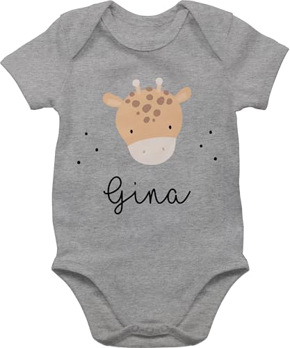 Geschenk mit Namen personalisiert by Shirtracer Baby Body Junge Mädchen - Süße Giraffe Giraffen Giraffenmotiv - 3/6 Monate - Grau meliert - name und strampler einer babysachen kinder von Geschenk mit Namen personalisiert by Shirtracer