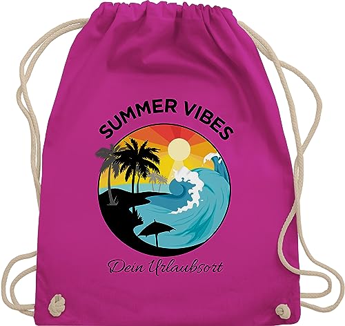 Geschenk mit Namen personalisiert by Shirtracer Turnbeutel Rucksack - Sommerurlaub Tasche bedruckt - Summer Vibes - Strand Surf Welle Urlaub - Unisize - Fuchsia - surfer für und von Geschenk mit Namen personalisiert by Shirtracer