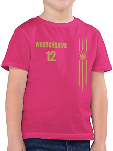 Kinder T-Shirt Jungen - 2026 Fussball WM Fanartikel - Deutschland Name und Nummer - 128 (7/8 Jahre) - Fuchsia - Deutschland-Trikot em 2024 t Shirt fußball Germany Tshirt deutschlandtrikot von Geschenk mit Namen personalisiert by Shirtracer