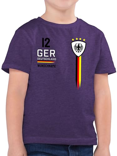 Kinder T-Shirt Jungen - 2024 Fussball EM Fanartikel - Deutschland WM Trikot Farben - 104 (3/4 Jahre) - Lila Meliert - Tshirt 24 Shirt fußball Junge t Shirt. Kind t-Shirts Germany Kleidung Geschenke von Geschenk mit Namen personalisiert by Shirtracer