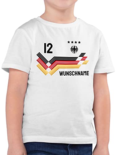 Kinder T-Shirt Jungen - 2024 Fussball EM Fanartikel - Trikot mit anpassbarem Namen und Trikotnummer - 104 (3/4 Jahre) - Weiß - Deutschland. Shirt Jungs fußball Deutschland Tshirt Junge Europa von Geschenk mit Namen personalisiert by Shirtracer