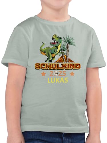 Kinder T-Shirt Jungen - Einschulung Schulanfang Junge - Schulkind 2025 T-Rex Dino Dinosaurier - 128 (7/8 Jahre) - Sage Grün - Tshirt einschulungst-Shirt Jungs schulkinder Schule Shirt 2023 von Geschenk mit Namen personalisiert by Shirtracer